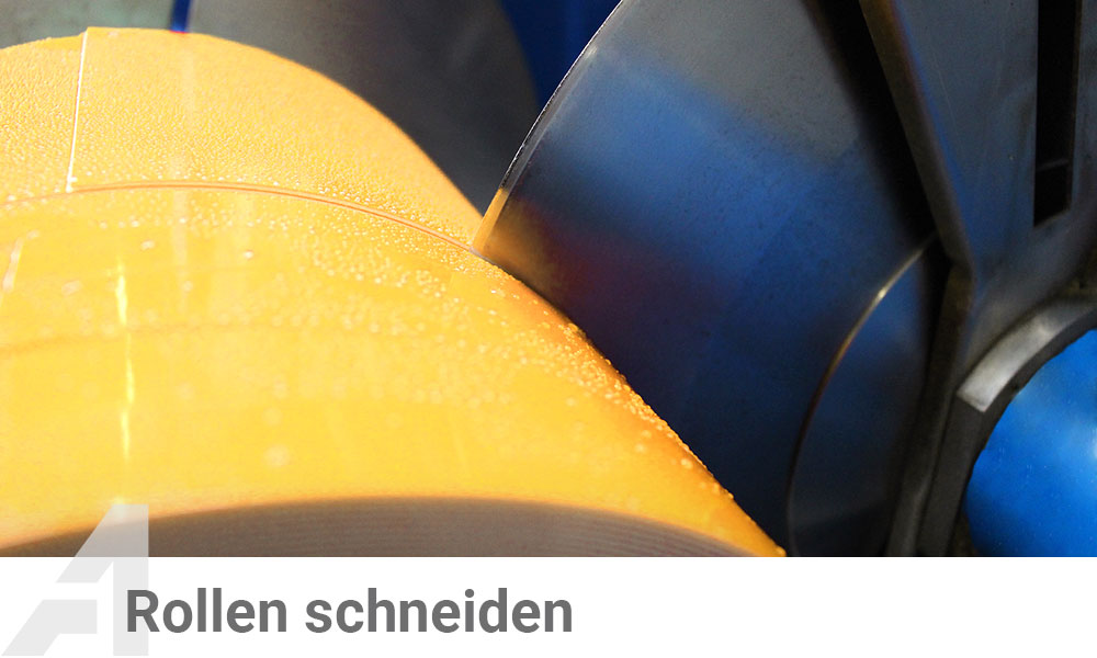 eine große Klebebandrolle wird in kleinere geschnitten mithilfe eines rotierenden Messers