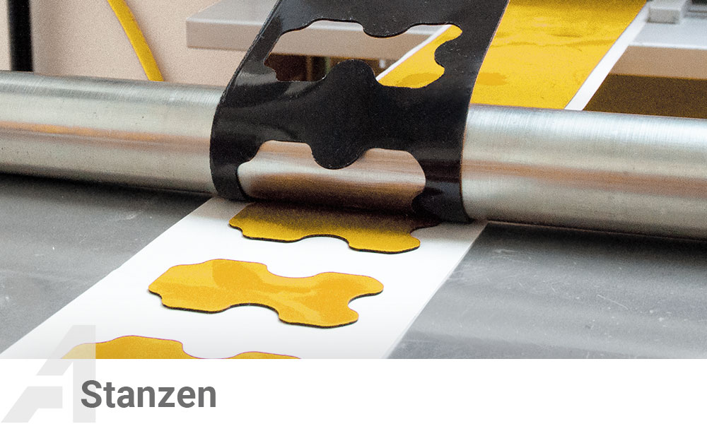 fertige Stanzteile werden von der Restfolie entfernt
