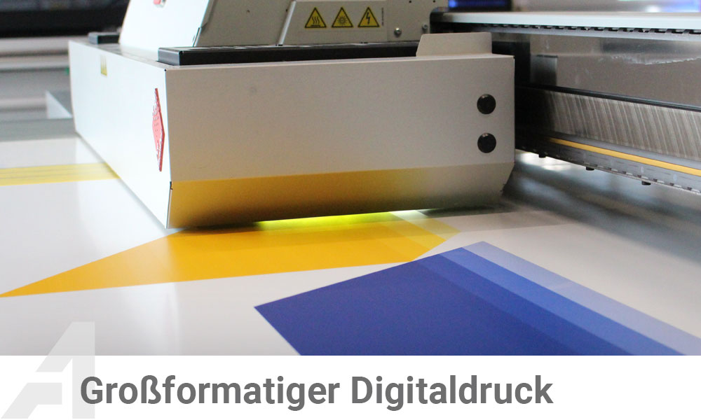 ein Großformatdrucker druckt auf eine PVC Platte