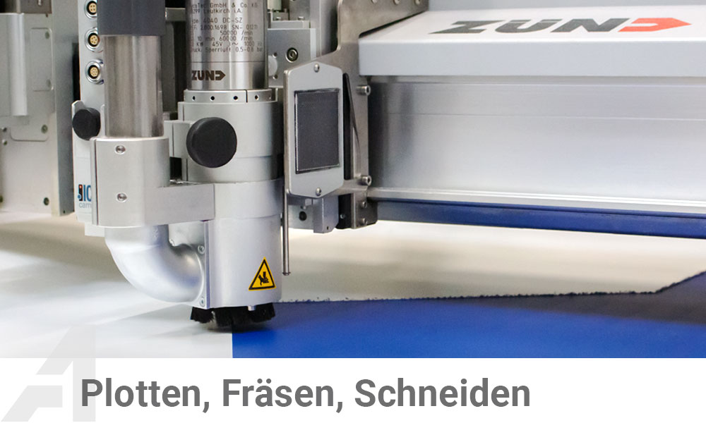 ein Plotter (Schneidwerkzeug) schneidet durch eine Hartschaumplatte