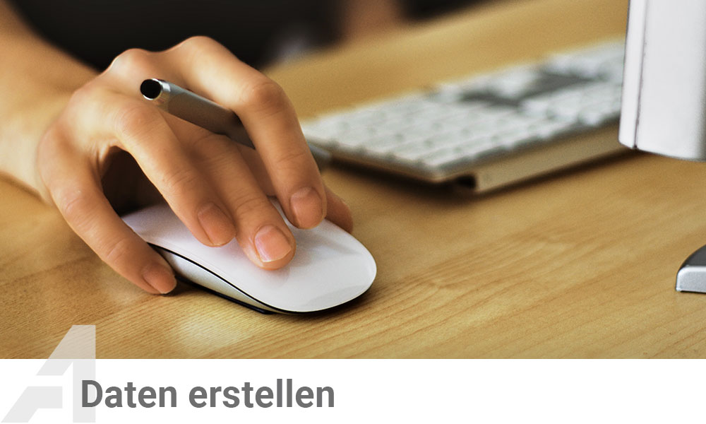 eine Hand, welche eine Computermaus und einen Stift hält